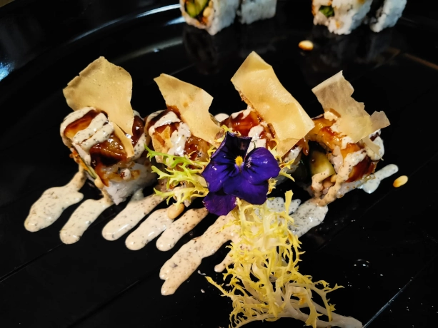 Aburi Hotategai Maki - Geflambeerde coquille met asperge en truffel mayonaise.